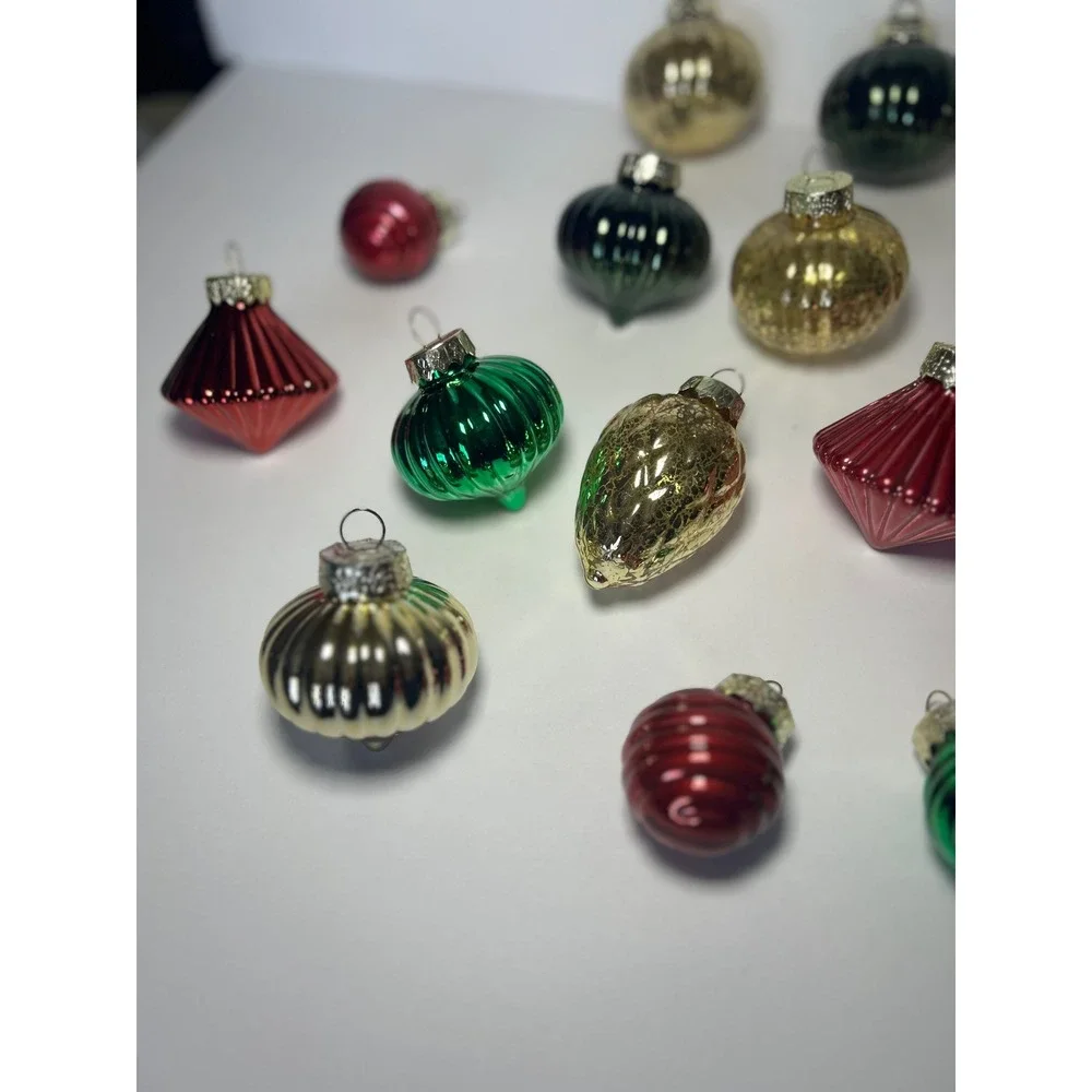 Vintage Style Shiny Glass Christmas Ornaments Lot of 16 Red Green‎ Gold Ribbed